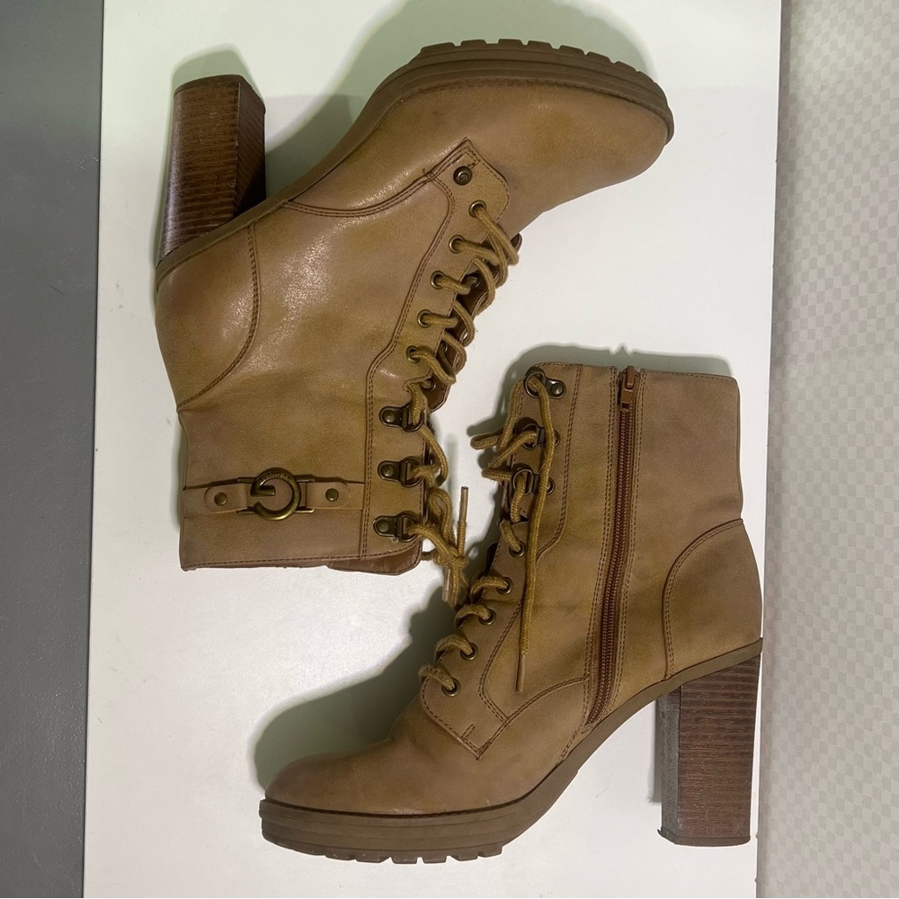 G BY GUESS Gansin Tan Vegan Leather Combat Style High‎ Heel Lug Sole Boots 9.5 M